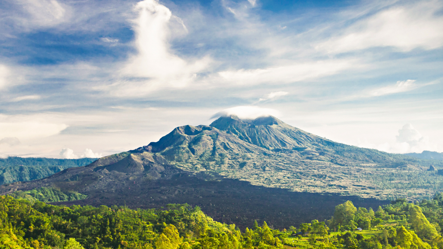 Petualangan di Gunung Batur: Trekking Menuju Puncak Keindahan Bali